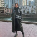 Sahar Moghadass Instagram - چه قشنگه جلو آينه ميشينى از خودت با خودت حرف ميزنى دردو دلاتو ميگى خودتو دلدارى ميدى به چشماى قشنگت خيره ميشى ، لبخند ميزنى …. ميدونى هيچكسى غمخوار تو نيست… همه دردو دلاتو به همون آدمه تُو آينه بگو ، هيچكسى مثل خودت فكر تو نيست 🪞 . . #saharmusic #سحر_مقدس London, United Kingdom