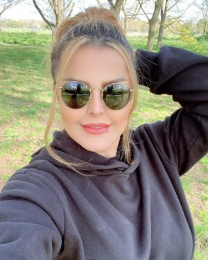 Sahar Moghadass Instagram - من از درياى طوفانى گذر كردم
مرا از نم نم باران نترسانيد … 
.
.
.
هميشه بخند 😊