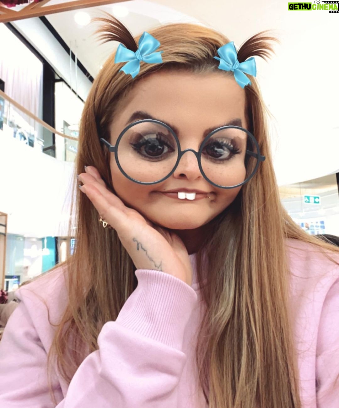 Sahar Moghadass Instagram - گفتم اين عكسارو ببينين دلتون بازشهههه 😌 كودك درون من اين شكليه🥰😅 Stockholm, Sweden