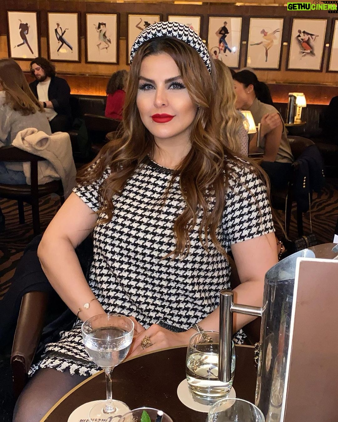 Sahar Moghadass Instagram - Love 🖤🤍🖤 . . Dress : @v_mode_studio ❤️ Brasserie Zédel