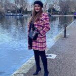 Sahar Moghadass Instagram - دوستتتتون دارم زيااااد 💙❤️🤍 . . Coat : @v_mode_studio 🥰🧿👌🏻 … ❤️ Little Venice, London