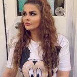 Sahar Moghadass Instagram - نگاه ميكنم و نگاه ،،، شايد معجزه اى شود و در آن دور دستها كسى از نگاهم عبور كند كه سالها پيش از ديدنش محروم شدم پدر♥️…..……………………………………………………… اوه يه لحظه رفتم تو فاز عرفانى تو افق محو شدم ☺️ . … ❤️ #sahar #سحر #saharmusic #saharmoghaddas London, United Kingdom