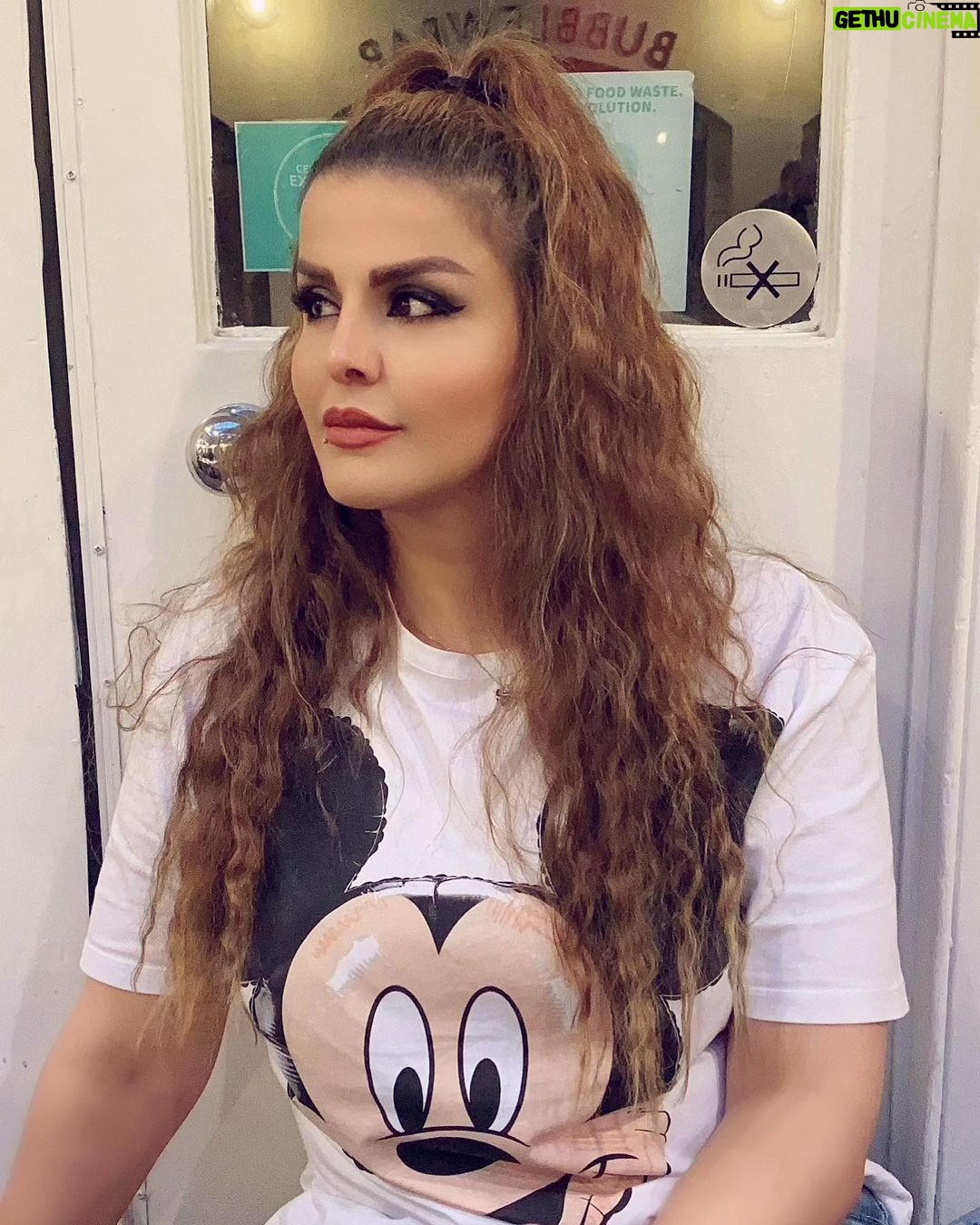 Sahar Moghadass Instagram - نگاه ميكنم و نگاه ،،، شايد معجزه اى شود و در آن دور دستها كسى از نگاهم عبور كند كه سالها پيش از ديدنش محروم شدم پدر♥️…..……………………………………………………… اوه يه لحظه رفتم تو فاز عرفانى تو افق محو شدم ☺️ . … ❤️ #sahar #سحر #saharmusic #saharmoghaddas London, United Kingdom