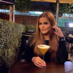 Sahar Moghadass Instagram - سلام عزيزترينهااااا 🥰 حالتون چطوره ؟ حتماً كپشن رو بخونيد 🎁🤩 تا فردا زیر این پست کامنت بذارید قرعه کشی میکنیم و رادیوجوان از طرف من به شما یک سال اشتراک رایگان آر جی پریمیوم هدیه میده حذف تبلیغات کیفیت بالاتر صدا آرجی پالس دانلود نامحدود موسیقی حتی اگر ایران هم هستید میتونید آرجی پریمیوم داشته باشید . . @radiojavan @hamedh Little Venice, London