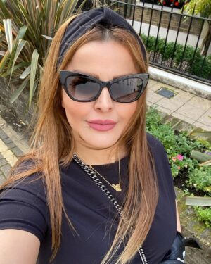 Sahar Moghadass Instagram - اينجاست كه شاعر ميگه : كس نخارد پشت من جز ناخن انگشت من😉  بدون اديت و قرتى بازى منِ واقعى