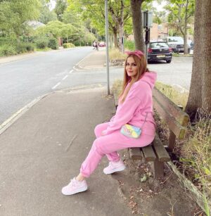 Sahar Moghadass Instagram - 🦄💗👚🎀

#sahar #saharmusic #singer #persian #music #pink #💗