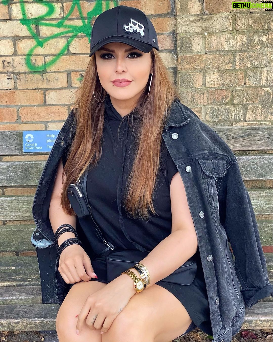 Sahar Moghadass Instagram - 🖤 Little Venice, London