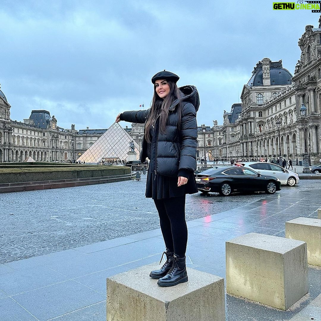 Sahar Moghadass Instagram - از اين بعد آيندمو قشنگش ميكنم حتى تنهاى تنها 💓☺️ Louvre Museum, Paris