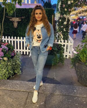 Sahar Moghadass Instagram - من با بودنِ شما يعنى يه دنيا 
.
يعنى پر از عشق و اميد به آينده 
.
 ❤️‍🔥يعنى همه چى