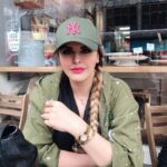 Sahar Moghadass Instagram - زندگيتو بساز حتى با دستهاى خالى با روياهات عاشقانه زندگى كن خودتو با همه وجود دوست داشته باش به توانائيهات ايمان داشته باش اعتماد به نفستو ببر بالا از داشتهات حتى اگه كمه لذت ببر اونوقت ميبينى به يه آدم قوى تبديل شدى كه به هرچى ميخواد ميتونه برسه خودتو باور كن .... 👌🏻 من با همين فرمول زندگى كردم و ميكنم حتى اگه همه دنيا راهمو سد كنن 💪🏻 London, United Kingdom