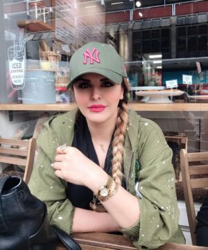 Sahar Moghadass Instagram - زندگيتو بساز حتى با دستهاى خالى
با روياهات عاشقانه زندگى كن 
خودتو با همه وجود دوست داشته باش
به توانائيهات ايمان داشته باش 
اعتماد به نفستو ببر بالا
از داشتهات حتى اگه كمه لذت ببر 
اونوقت ميبينى به يه آدم قوى تبديل شدى كه به هرچى ميخواد ميتونه برسه 
خودتو باور كن .... 👌🏻
من با همين فرمول زندگى كردم و ميكنم حتى اگه همه دنيا راهمو سد كنن 💪🏻