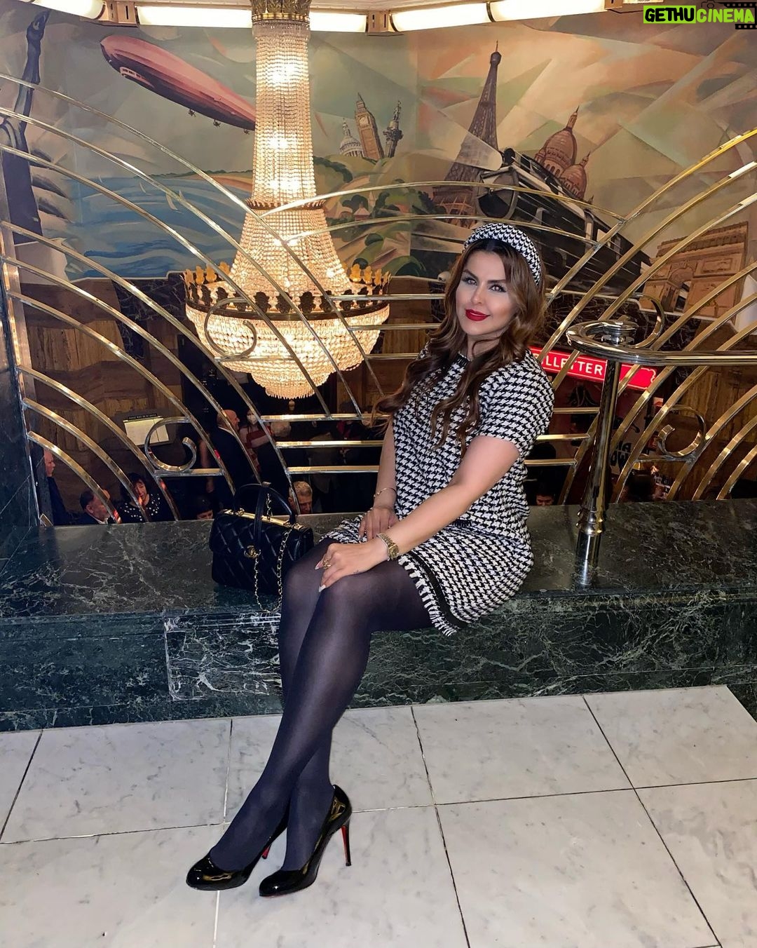 Sahar Moghadass Instagram - Love 🖤🤍🖤 . . Dress : @v_mode_studio ❤️ Brasserie Zédel