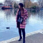 Sahar Moghadass Instagram - دوستتتتون دارم زيااااد 💙❤️🤍 . . Coat : @v_mode_studio 🥰🧿👌🏻 … ❤️ Little Venice, London