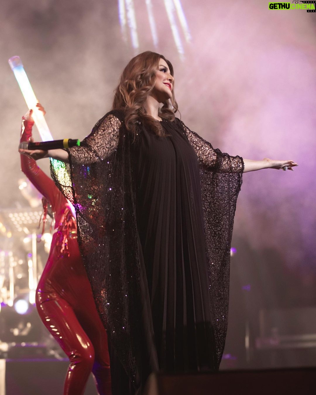 Sahar Moghadass Instagram - ❤️ بماند به يادگار ❤️ . . Makeup : by me 🥰 Hair : @marziye_mazidi 💇🏽♀️ @golden_beauty_hairstyle 💇🏽♀️ Photo : @ashkanazadbakht 📸 #sahar#saharmusic #concert #istanbul #كنسرت_استانبول Istanbul, Turkey