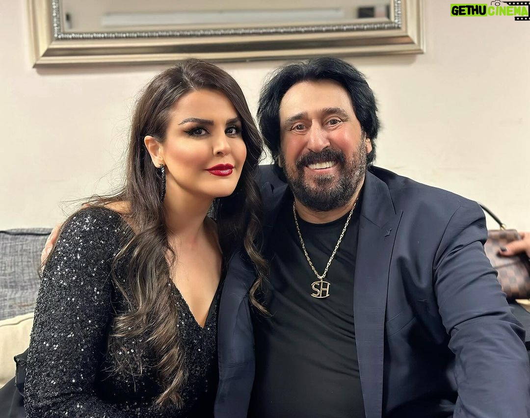 Sahar Moghadass Instagram - از چى بگم ؟ از يه عمر خاطره با صدا و آهنگهاشون يا اخلاق فوق العاده و خاكى بودنشون شهرام جان عزيز همه ما دوستتون داريم بمونين برامون 🙏🏻🩷🎶 در كنارتون روى استيج افتخارى بود كه نصيبم شد 🥹 . @shahrame_shabpareh #shahram_shabpareh #saharmuisc #سحر London, Unιted Kingdom