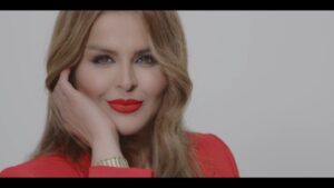 Sahar Moghadass Instagram - خبببب اينم از تيزرِ موزيكم ( خبرى نيست ) اميدوارم كارو دوست داشته باشين ما همه تلاشمون فقط و فقط ساختن لحظه هاى خوش براى شماست ... ممنونم از همه عزيزانى كه براى ساخت موزيك و تيزر با من همراه بودن 🙏🏻❤️
.
.
@radiojavan 
 @hamedh 

Producer : @saeedemami_music 
@mahanberjisian 

Director : @mero_kazemi 

Lyircs and music:
@sahar.nasri_lyricist 

Arrangment:
@amirabbasmehdiniya

Mandolin:
@behnamhakim 

Guitar
@farshid_adhami 

Mix & mastering:
@behroozlotfipour_music 
.
.
#sahar #saharmusic #radiojavan #newmusic #khabrinist #خبرى_نيست #🤍