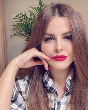 Sahar Moghadass Instagram - مرا

به تاب تحمل فرا بخوان به صبوری

ز لوح خاطره ام خاطرات تلخ بشوی

از این تکرار دیرینه ام رهایی بخش

مرا به خلوت خاص خود آشنایی بخش
.
.
#sahar #saharmusic #حميد_مصدق #God #🤍