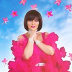 Sahar Moghadass Instagram - دلربا ... سومين ترَك از آلبوم المــاس 💎 ممنونم از همه عزيزانى كه با من همراه بودن كه اين آلبوم جمع آورى بشه 🙌🏻🥰💎 . @radiojavan @hamedh @saeedemami_music Lyrics : @shaqayeq.amirazodi Melody : @avish__music Arrangement : @miladakbarioriginal Guitar: @alirezaelyasvand1 Percussion: @akiturk.music Mix & Mastering : M.F Makeup : @diana_z_beauty Photo : @faezphotography Cover : @majidrezaee._ Dress : @azifashionhouse . . #sahar #saharmusic #delroba #album #almas #💎 #newtrack #radiojavan #🤍 London, United Kingdom