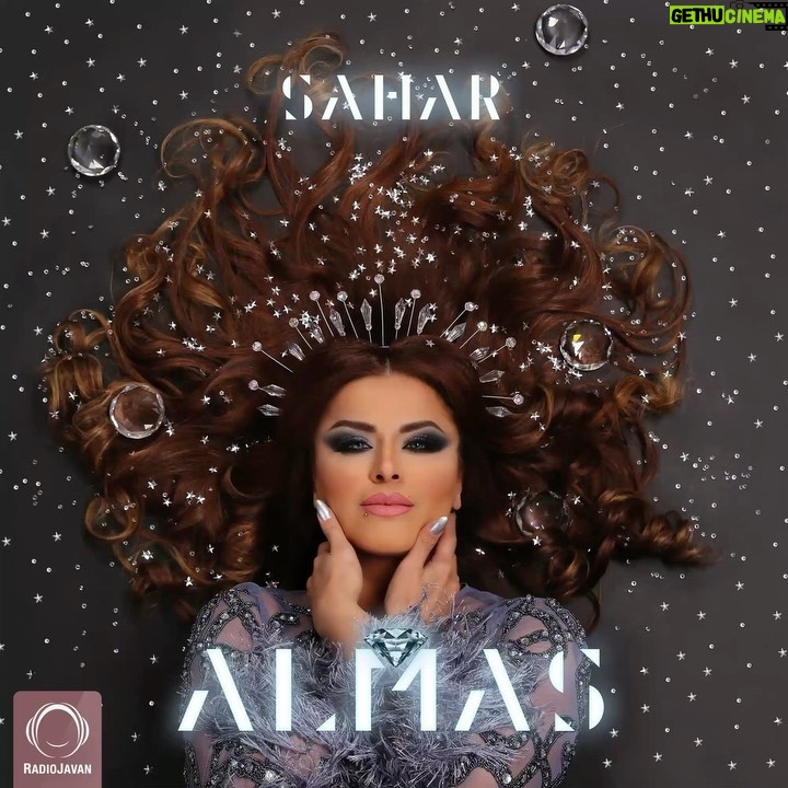 Sahar Moghadass Instagram - ... نرو نگم برات از شبهايى كه نميدونم كجــايى واااى از اون شبهاى بارونى 🥺 دومين ترَك از آلبوم (المــاس 💎) ممنونم از همه عزيزانى كه براى ساخت آلبوم با من همراه بودن 🙏🏻❤️🙌🏻💎 . . @radiojavan @hamedh @saeedemami_music Music : @milad.kiian_1 Lyrics : @SaloomehGhorbani Arrangement : @miladakbarioriginal Saxophone : @hoomannamdari Guitar : @vahid_oveydi Mix & Mastering : M.F Makeup&hair : @diana_z_beauty Photo : @faezphotography Cover : @majidrezaee._ . . #sahar #saharmusic #album #almas #💎 #newtrack #radiojavan #🤍 St John's Wood