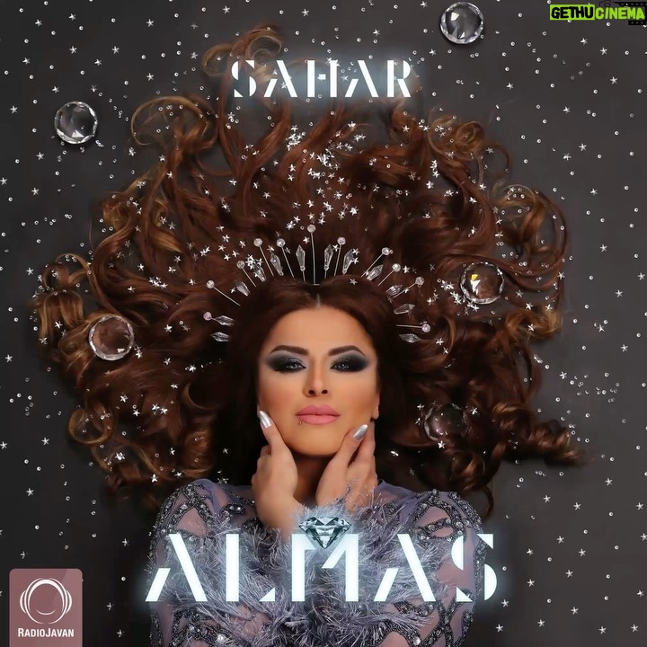 Sahar Moghadass Instagram - اولين قطعه به اسم ( الماس ) از اولين آلبوم رسمىِ من به اسم الماس 💎 آماده پخش شده ميتونيد از سايت راديو جوان بشنويد 😍 اميدوارم مورد پسندتون قرار بگيره 💋ممنونم از همه عزيزانى كه براى آماده كردن اين آلبوم منو همراهم كردن ❤️🙏🏻 . . @radiojavan @hamedh @saeedemami_music Music & Lyrics: @sahar.nasri_lyricist Arrangment: @hoseinnazari_music Guitar: @alirezaelyasvand1 Saxophone : @hasanjedari_music Mix & Mastering : @mortezaa.jabbari Photo : @faezphotography Makeup&hair: @diana_z_beauty Cover : @majidrezaee._ Crown : @swish.accessories . . #sahar #saharmusic #album #almas #💎 #radiojavan #newtrack #🤍 London, United Kingdom