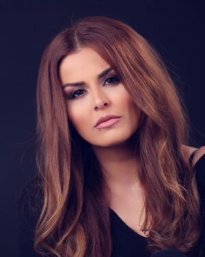 Sahar Moghadass Instagram - توى اعماقِ وجودم دنبالِ خودم ميگردم ..... روزاى خوب ميگذرن .. روزاى بدم ميگذرن .. زندگى ادامه داره ... بى من ، بى تو ، بى ما ... پس تا هستيم انسان زندگى كنيم 
.
.
.
.

Photo : @faezphotography 
Makeup&hair : @dianazohrabi_hairstylist 
.
.
#sahar #saharmusic #سحر_مقدس #God #🤍