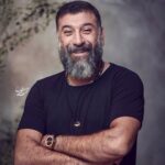 Sahar Moghadass Instagram - اى واى اى خداااا 😭😭😭😭 رفتن هيچكى اندازه رفتن على انصاريان دلمو آتيش نزد واسه هيشكى گريه نكردم اما انقدر خوب بودى كه همه دوستت داشتيم و داريم😭😭😭 چقدر دعا كرديم چقدر به همه دين و آئين هاى دنيا التماس كرديم اما پاى موندن نداشتى ؟ آقا على انصاريان خدا رحمتت كنه در آرامش باشى و در آغوش خداوند خداحافظ رفيق 😭😭😭😭😭😭😭😭 به خانواده محترم انصاريان و همه مردم ايران تسليت ميگم 🖤