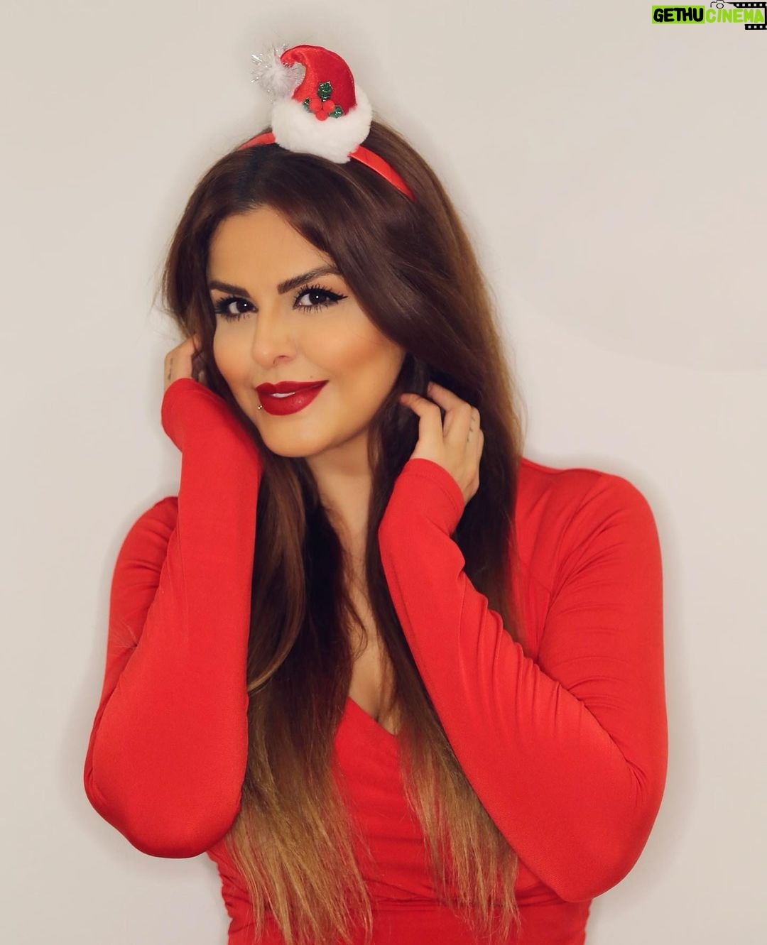 Sahar Moghadass Instagram - سال نو ميلادى رو به همتون تبريك ميگم و اميدوارم روزهاى بهترى رو در سال جديد پيش رو داشته باشيم 🙏🏻 . Happy new year 🌟 . Photo : @faezphotography 📸 . #sahar #saharmusic #newyear #2021 #God #🤍 St John's Wood