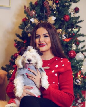 Sahar Moghadass Instagram - كريسمس رو به همه مسيحيان دنيا به خصوص هموطنان ارامنه خوبمون تبريك ميگم اميدوارم درهاى بركت و رحمت  به روى همه مردم دنيا باز بشه 🙏🏻🎅🏻🎄❤️
.
Merry Christmas 🎄🎅🏻
.
Photo : @faezphotography 📸
.
#sahar #saharmusic #toto #mrtoto #christmas #God #🤍