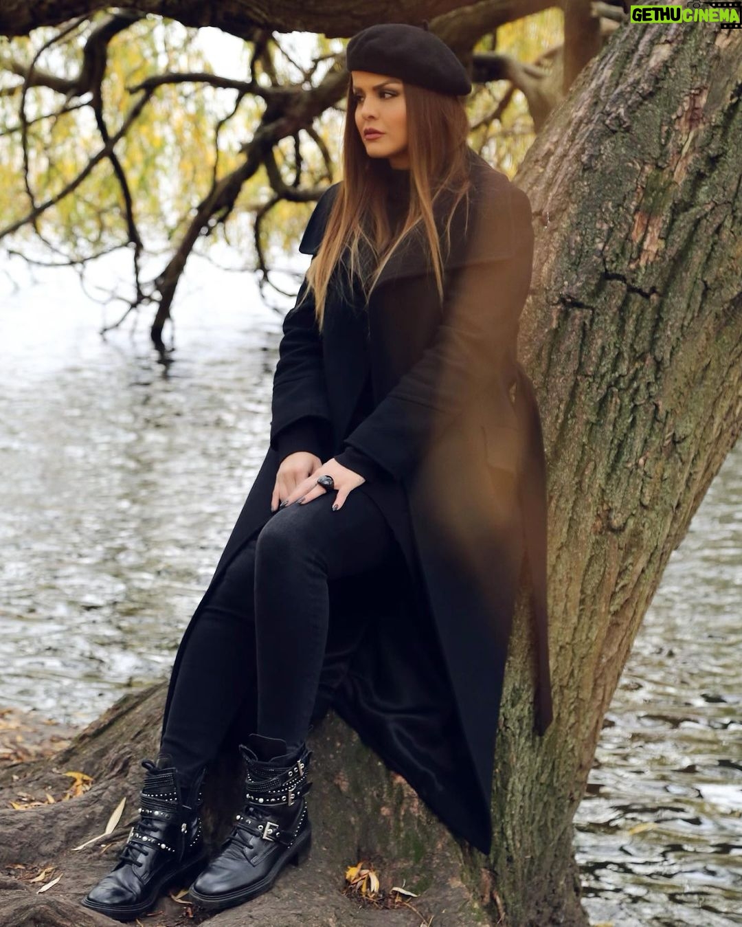 Sahar Moghadass Instagram - من آن گلبرگِ مغرورم كه مى ميرم ز بى آبى ولى با ذلت و خوارى پى شبنم نمى گردم ... . . Photo : @faezphotography 📸 . #sahar #saharmusic #God #love #🤍 Regent's Park