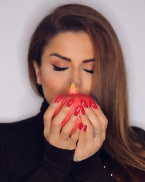 Sahar Moghadass Instagram - يلداتون مبارك 🍉 اميدوارم همگى در كنار عزيزانتون سلامت باشين و لبتون خندون 🙏🏻❤️
.
Photo : @faezphotography 📸
.
#sahar #saharmusic #shabe_yalda #شب_يلدا #God #🤍