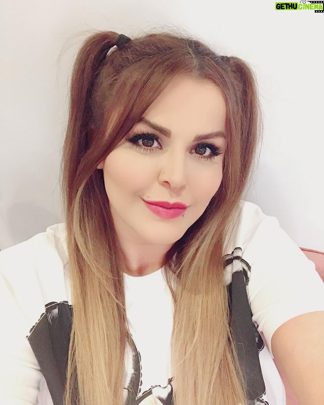 Sahar Moghadass Instagram - آرزو ميكنم زندگى روى خوششو دوباره به هممون نشون بده تا اون روز قوى ادامه ميديم منم سعى ميكنم يه كاراى كنم كه حال دلتون يكم بهتر بشه تو اين روزها و شرايط سختش 😉 قول ميدم 😎 خوب بخوابين جوجه هاى مهربونم 🐥😴 . . Love u all ❤️ #sahar #saharmusic #God #🤍