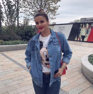 Sahar Moghadass Instagram - اميدوارم آخر هفته خوبى رو پشت سر گذاشته باشين 😊 قشنگِ كى بودين شما آيااااا ؟ 🤗
.
.
#sahar #saharmusic #london #God #🤍