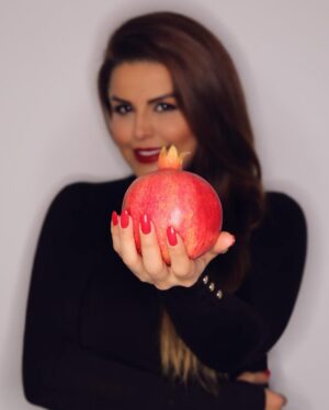 Sahar Moghadass Instagram - يلداتون مبارك 🍉 اميدوارم همگى در كنار عزيزانتون سلامت باشين و لبتون خندون 🙏🏻❤️
.
Photo : @faezphotography 📸
.
#sahar #saharmusic #shabe_yalda #شب_يلدا #God #🤍