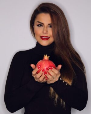 Sahar Moghadass Instagram - يلداتون مبارك 🍉 اميدوارم همگى در كنار عزيزانتون سلامت باشين و لبتون خندون 🙏🏻❤️
.
Photo : @faezphotography 📸
.
#sahar #saharmusic #shabe_yalda #شب_يلدا #God #🤍