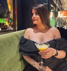 Sahar Moghadass Instagram - دوستان عزيزم و همراهان هميشگى ميخوام بهتون اطلاع بدم از امروز من به طور مستقل كار ميكنم و تحت ليبل كمپانى خاصى نيستم اما ميتونيد كارهامو مثل سابق از سايت راديو جوان و ديگر پلتفرم هاى فارسى زبان دنبال كنيد و امكان دسترسى به آهنگها از طريق اسپاتيفاى كانال تلگرام و يوتوب شخصيم كه لينكشونو به زودى براتون ميزارم امكان پذيره ممنون از اينكه هميشه بهم عشق دادين و اميدوارم از اين به بعد بيشتر در كنارم باشين و حمايتم كنيد 🙏🏻❤️ Photo by : @mahsaarefiii 🥰 Istanbul, Turkey