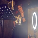 Sahar Moghadass Instagram – 🤘🏻💣🤫خيلى زود ميام با كُلى خبراااااى خوب 
.
.
#sahar #saharmusic #God #🤍 London, United Kingdom