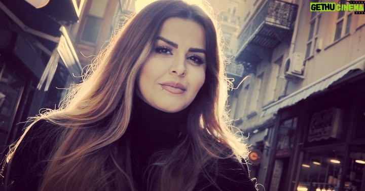 Sahar Moghadass Instagram - برنامه مستند «زوم» را بزودی میتونید بطور انحصاری از اپ، وبسایت و شبکه ماهواره ای #رادیوجوان تماشا کنید . . #sahar #saharmusic #interview #radiojavan