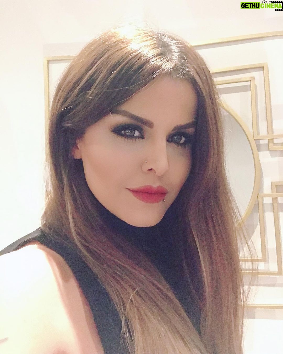 Sahar Moghadass Instagram - عزيزاى مهربونم حالتون چطوره ؟ با زندگى چه ميكنيد ؟ دوستتتتون دارم زياد مرسى كه همراهم هستين و بهم انرژى ميدين ❤️🙏🏻💋 . . #sahar #saharmusic #lovemyfollowers #God #love #🤍#❤️ St John's Wood