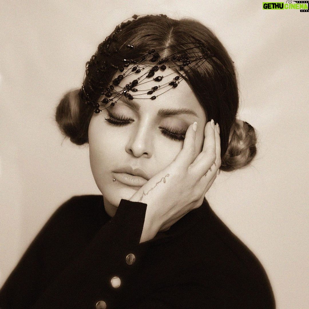 Sahar Moghadass Instagram - عزيزانم نظراتتون رو در مورد آهنگ ( مو بى تو ) برام بنويسين ، دوستش داشتين يا نه ؟ 🤗 . . Makeup & hair : @sadafaras Photo : @namastudio #sahar #saharmusic #مو_بى_تو #mo_bi_to #God #love #❤️ St John's Wood