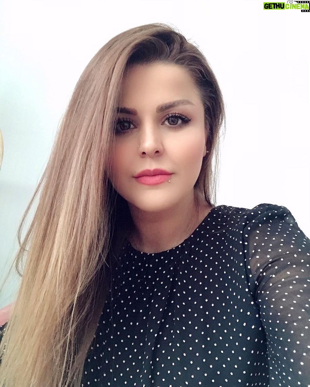 Sahar Moghadass Instagram - میری ببینی جاتو با کی میشه پُر کرد با اینکه این دوری تحمل کردنی نیست تو انقدر بودی کنارِ من بفهمی جایِ کسی با هیچ کس پُر کردنی نیست . روزبه بمــانى .... . . #sahar #saharmusic #roozbehbemani #روزبه_بمانی #God #love #🤍#❤️ St John's Wood