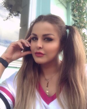 Sahar Moghadass Instagram - 🐹😁👧🏼

‎خوب ، عكس قبلى كه پست كردم زاويش خوب نبود يه عده فكر كردن من ژل زدم نه عزيزان ١ اينكه تپل شدم و زاويه عكس خوب نبوده و ٢ اينكه به خاطر فيلتر اينجورى به نظرتون رسيده 😌 گل من ، عزيز من كمتر قضاوت كن ... لايو هم خدمتتون ميرسم كه مطمئن شين چون بعضى از دوستان به شدت نگران اين بودن كه همه ژلا تموم شه به خودشون نرسه 😂 يادم نمياد واسه خوشگل شدن از نظر مردم خودمو به هر كارى وادار كرده باشم تا به امروز ... ولى بعضى وقتها فكر ميكنم خدا به هموطنانم صبر بده كه چجورى با يه عده آدم مشكوك و طلبكار سر ميكنن 🤦🏻‍♀️