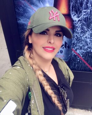 Sahar Moghadass Instagram - انقدر مثل من بلند بلند و از ته دل به تلخيها و طلبكار بودن آدماى دنيا و  روزگار بخند و ازشون بى كينه رد شو ، بلكه دنيا و كائنات كم بيارن و روى خوششونو نشونت بدن و آدمهاى خوب سر راهت بزارن ... من هميشه خنديدم و سپردم به كارما اونم هميشه كارشو خوب انجام داده 👌🏻 من ميخندم تا هميشه اون روى سكه رو ببينى و روحيتو حفظ كنى گريه هاتو ، تُو تنهايى چاره كن ،،، بخند و قوى باش تا كسى نتونه شكستت بده .....💪🏻 ( عكسهاى قبل از كرونا اون وقتها كه الان شده آرزو ) 
.
.
.
#sahar #saharmusic #ghavi_bash #God #love #❤️#🤍