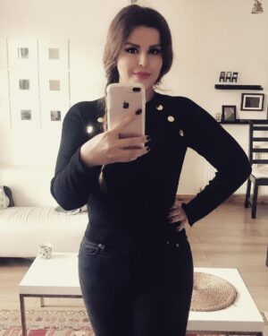 Sahar Moghadass Instagram - Last week ... studio time 🎼🎧🎤
.
.
میشد آرومم کنی بدون خون
میشد اون حرفا رو زد اما درست
خونو شستم از رو صورتم ولی
جای زخمو تا ابد نمیشه شست..
‎#روزبه _بمانى 
.
.
#sahar #saharmusic #God #love #❤️