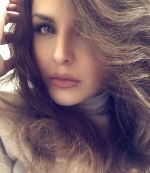 Sahar Moghadass Instagram - دوستتون دارم و قدر اين بودنتونو ميدونم 🙏🏻 
:
:
#sahar #saharmusic #man #to #God #🤍