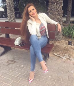 Sahar Moghadass Instagram - گذشته ها ..... . . . #sahar #saharmusic #oldpic #love #God #❤️ #🤍 Dubai, United Arab Emirates