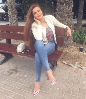 Sahar Moghadass Instagram - گذشته ها ..... .
.
.
#sahar #saharmusic #oldpic #love #God #❤️ #🤍