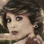 Sahar Moghadass Instagram – اونى كه ميخواستى تو غبارا گم شد مرغى شدو پشت حصارا گم شد …. حيف و صد افسوس صدايى لطيف و پُر احساس ، بانو مرجان عزيز و زيبا روحتون شاد و در آرامشِ ابدى ، تسليت ميگم به خانواده محترمشون و جامعه هنرمندان و همه دوستداران و هموطنان عزيزمون 🙏🏻💔😢
.
.
#sahar #saharmusic #marjan #singer #تسليت