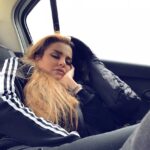 Sahar Moghadass Instagram - شكار لحظه ها 😁 اين عكسو خيلى دوست دارم🤗 اين عكس مربوط به تور كنسرتهاى دو سال پيش هست كه محبور بوديم دائم در سفر باشيم و وقت خوابيدن نداشتيم ، از اونجا كه من شخصيت خوشخواب تو مدرسه موشهام 🐭 موقعيت پيدا ميكردم ميخوابيدم 😴 . . #sahar #saharmusic #khoshkhab #madresemosha #🐭 #God #love #❤️ London, United Kingdom