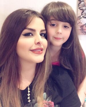 Sahar Moghadass Instagram - با قشنگترين نايريكا خانم دنيــــاااااا 😍❤️🥰
ميخواد وقتى بزرگ شد مثل خاله سحرش خواننده بشه 😁 ( دختر دوستم هستن اين خانم قند عسل )❤️
.
.
.
 #sahar #saharmusic #nani #love #God #❤️