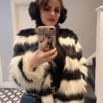 Sahar Moghadass Instagram - سلام به همگى دوستان خيليهاتون ازم خواسته بودين كه لايو بذارم منم تصميم گرفتم همين روزا اين كارو انجام بدم ميخوام كمى با هم گپ بزنيم و خوش بگذرونيم تو اين روزهاى قرنطينه ، دوست دارين موضوع لايومون چى باشه چه روز و ساعتى بهتره به نظرتون و چكار كنيم كه بهمون كلى خوش بگذره ؟ آيــــا ؟ 😃 عكس قديميه و اين لباس پوست اصل نيست ..... old pic #sahar #saharmusic #god #love # London, United Kingdom